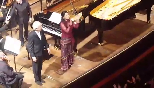 Saludo final del concierto a dos pianos de Francis Poulenc con Jean-Philippe Collard y la Orquesta Filarmónica de Buenos Aires